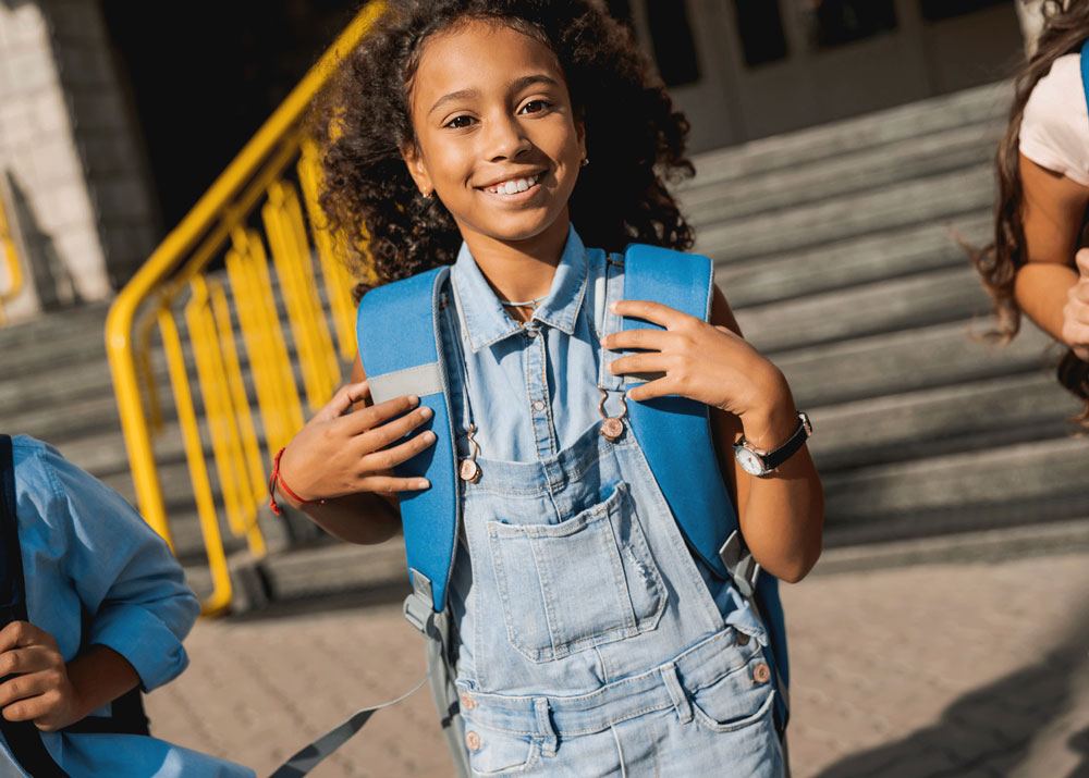 Enfant allant à l'école avec son cartable